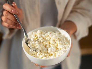 С чем нельзя есть творог и кому противопоказан этот продукт