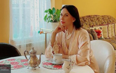 Алика Смехова в пиджаке и кедах позировала в ресторане