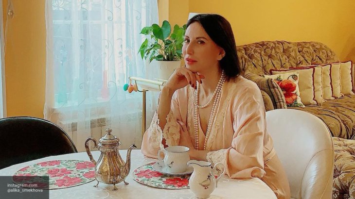 Алика Смехова в пиджаке и кедах позировала в ресторане