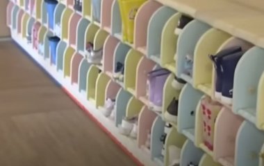 У дитсадку поцупили 18 пар взуття малечі: усі були шоковані, хто виявився крадієм – фото