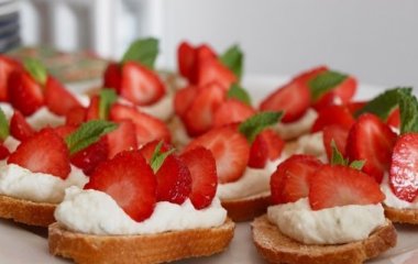 Рецепт брускетты. Клубника, лайм и рикотта