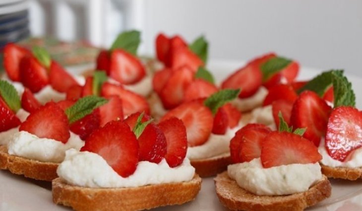 Рецепт брускетты. Клубника, лайм и рикотта