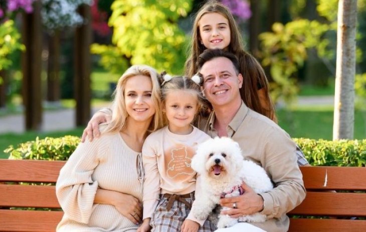 Беременная Лилия Ребрик восхитила кадрами, как вместе с мужем и дочерьми наряжала елку