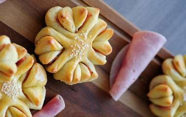 Слоеные пирожки с ветчиной