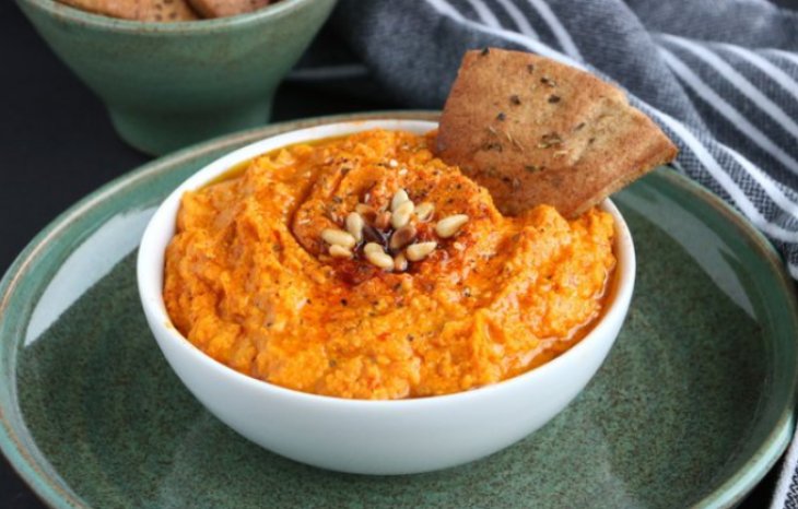 Хумус с морковью и куркумой