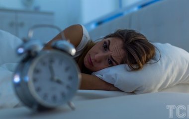 Прокидаєтеся серед ночі: які причини заважають спати