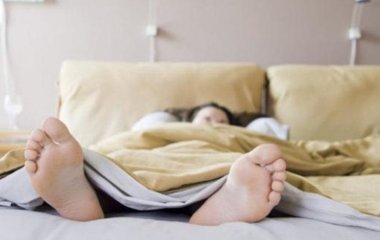 Чому краще не спати головою до дверей: що кажуть про це традиції, повір’я, ергономіка