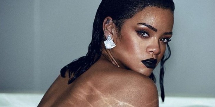 В панамке и мини: Рианна посетила вечеринку собственного бренда 