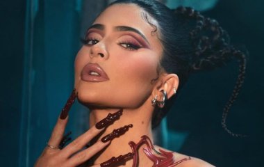 Фото голой Кайли Дженнер в крови засмеяли пользователи: девушка стала новым мемом