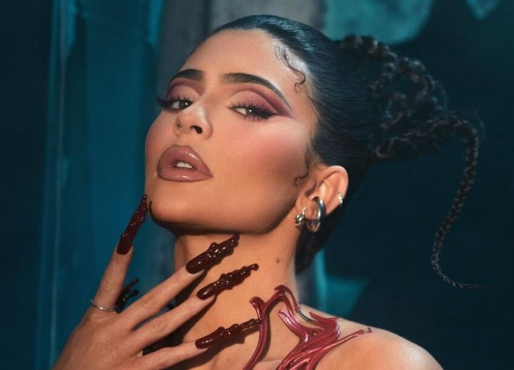 Фото голой Кайли Дженнер в крови засмеяли пользователи: девушка стала новым мемом