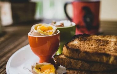 Чому потрібно обов'язково їсти яйця та вершкове масло на сніданок.