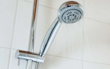 Косметологи назвали лучшее время дня, чтобы принимать душ