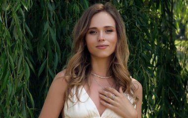 Анна Кошмал в обтягивающих лосинах и топе ошеломила шпагатом