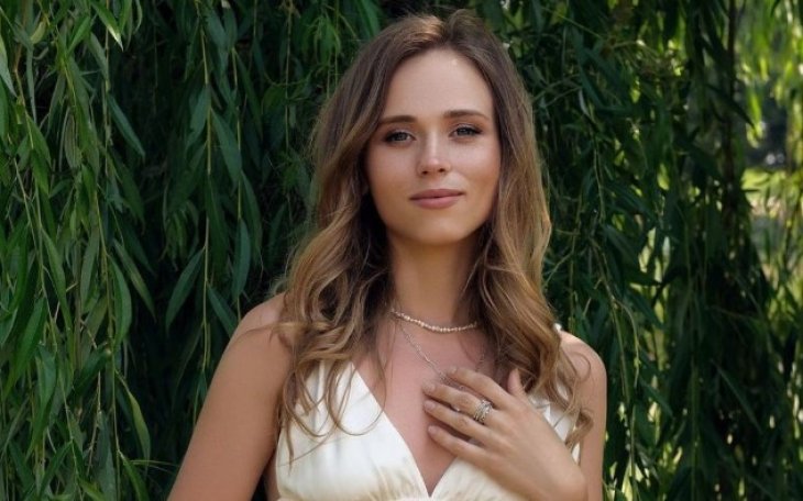 Анна Кошмал в обтягивающих лосинах и топе ошеломила шпагатом