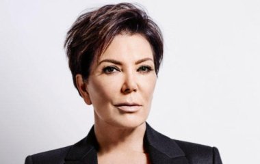 Крис Дженнер отметила День благодарения в костюме «Versace»