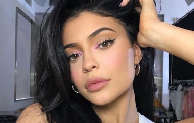 Кайли Дженнер рассказала фолловерам о травме ноги
