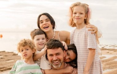 Тімуру Мірошниченку – 40: його дружина з дітьми та батьки зворушливо привітали ведучого з Балі