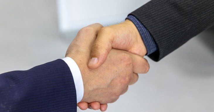 Міфи про рукостискання: що насправді видає ваш перший дотик