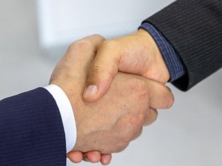 Міфи про рукостискання: що насправді видає ваш перший дотик