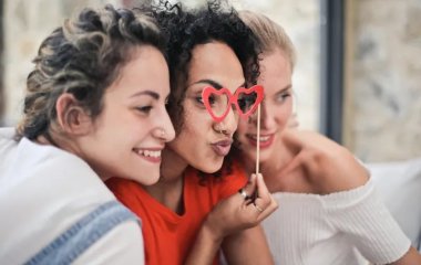 Как стать привлекательным для окружающих: полезные советы по привлечению людей к себе