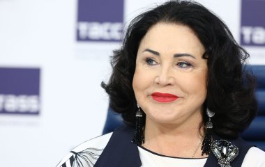 В сети обсуждают архивное фото Надежды Бабкиной с афрокосичками