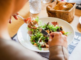Нервное переедание: как следить за питанием в условиях постоянного стресса