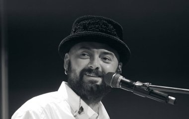 Обійняв хрест і не стримав емоцій: військовий привітав покійного ADAM з днем народження на могилі