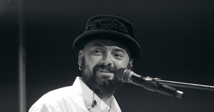 Обійняв хрест і не стримав емоцій: військовий привітав покійного ADAM з днем народження на могилі