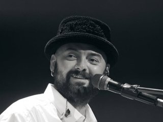Обійняв хрест і не стримав емоцій: військовий привітав покійного ADAM з днем народження на могилі