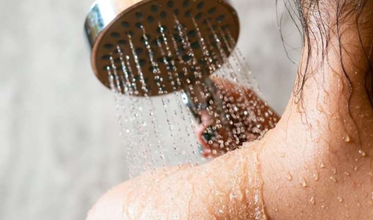 Терапевт объяснила, кому опасно принимать контрастный душ