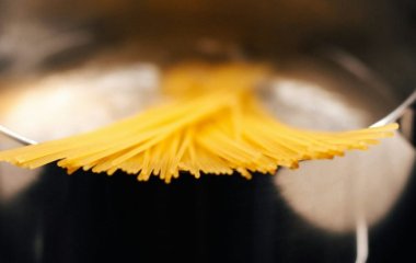 Скільки насправді потрібно солі та води, щоб зварити спагетті — секрети кулінарів