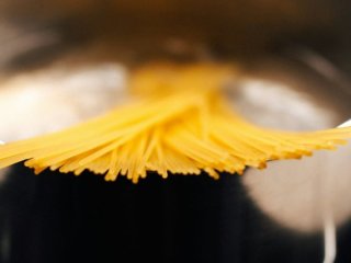 Скільки насправді потрібно солі та води, щоб зварити спагетті — секрети кулінарів