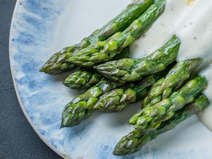 Как вкусно приготовить спаржу и чем она полезна