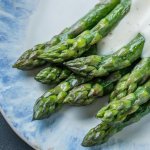 Как вкусно приготовить спаржу и чем она полезна