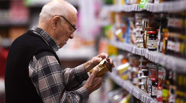 Диетолог назвал вредные для пожилых людей продукты