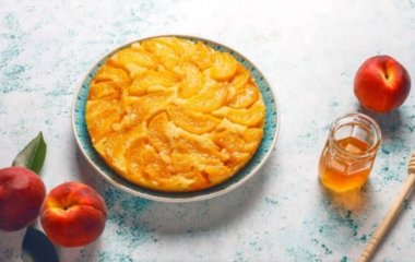 Оторваться невозможно: рецепт румяной шарлотки с персиками