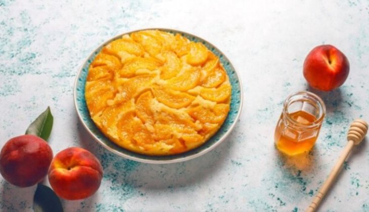 Оторваться невозможно: рецепт румяной шарлотки с персиками