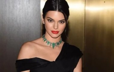 Кендалл Дженнер в кружевном платье позировала без бюстгальтера 