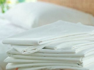 Білі речі знову стануть білосніжними: що додати під час прання проти жовтизни та плям