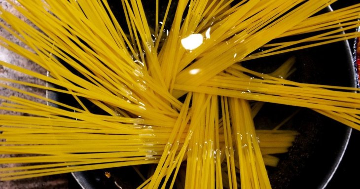 Додавати олію у воду для макаронів чи ні: думка професійних кухарів