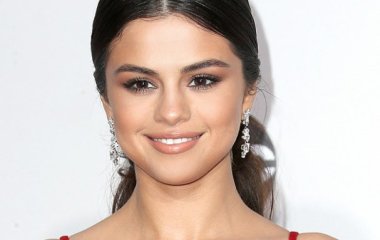 Селена Гомес отдыхает в баре после лечения в психиатрической клинике 