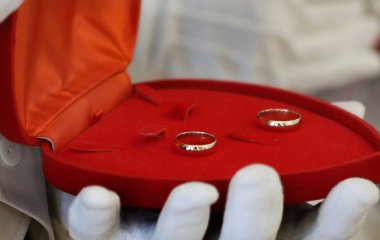 32-річний чоловік одружився з 53-річною матір'ю своєї однокласниці: історія кохання та фото пари