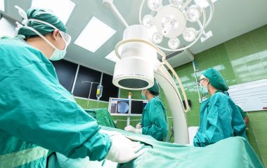 Дослідження показало, що прослуховування рок-музики покращує роботу хірургів