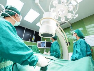 Дослідження показало, що прослуховування рок-музики покращує роботу хірургів