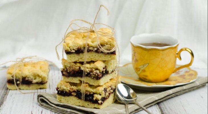 Просто и вкусно: как приготовить тертый пирог к чаю
