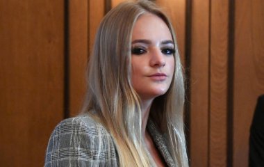 Лиза Пескова получает 1000 € за стажировку в Европарламенте