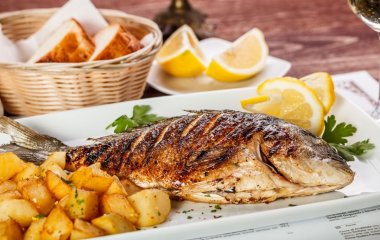 Рыба, запеченная в фольге, с луком, чесноком, лимоном и травами