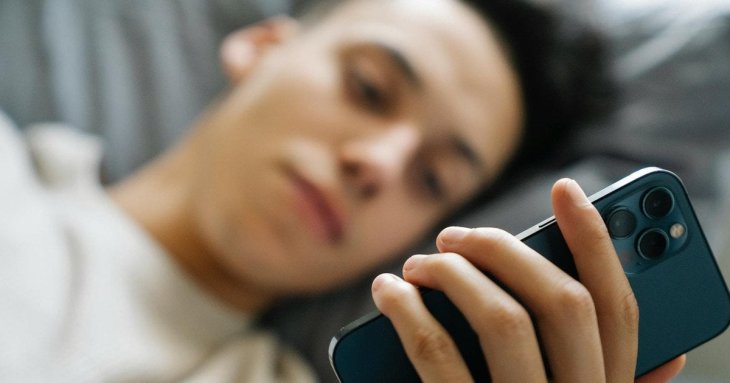 Чи можна розмовляти телефоном, коли він заряджається: що кажуть експерти