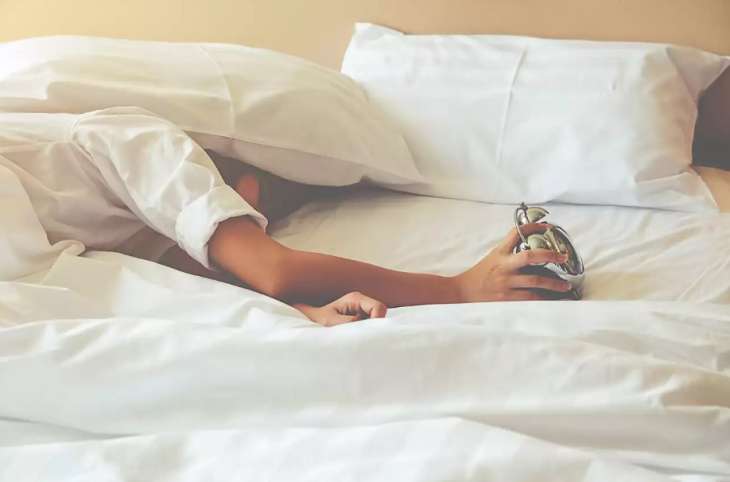 Чому одній людині не можна спати на двох подушках