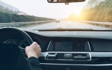 Есть травмы: автомобилист сбил женщину с коляской в ответ на замечание